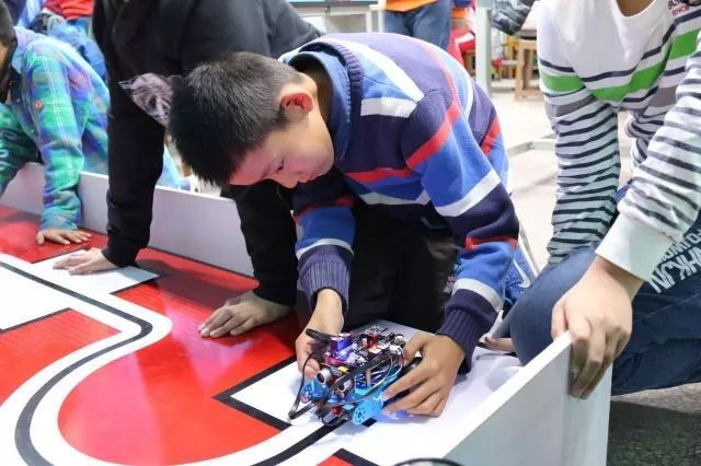海港区举办第二届中小学生机器人比赛